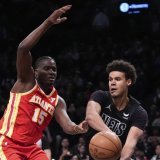 Capela (à gauche) et les Hawks ont été lourdement battus par Brooklyn jeudi KEYSTONE/AP/Frank Franklin II